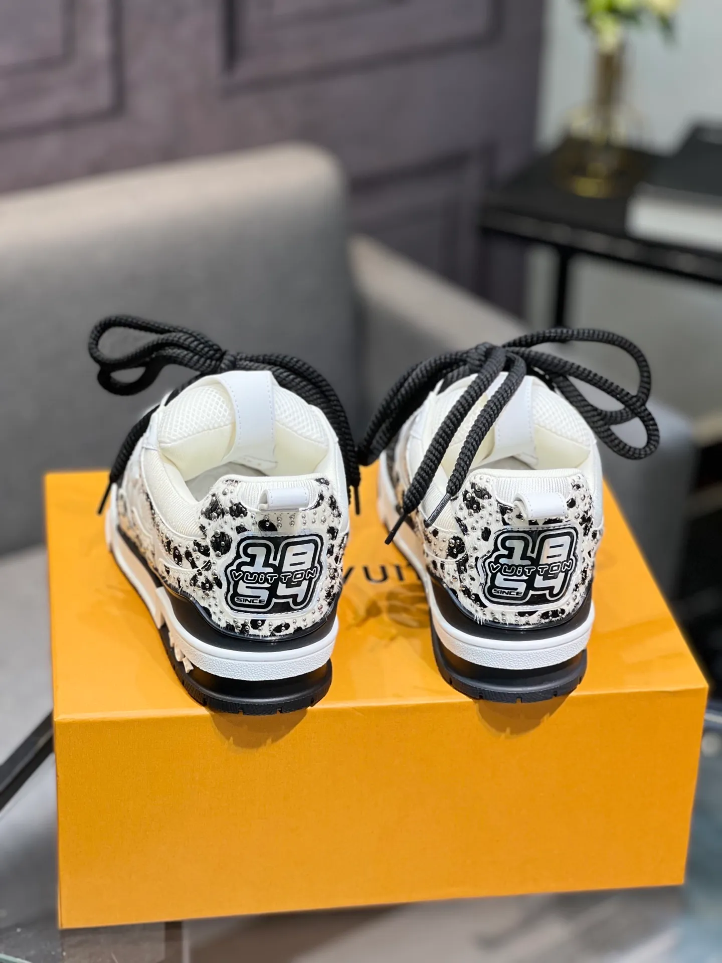 Men's men's shoes💰800 LV top version new style purchasing quality LV~Louis Vuitton LV TRAINER's best-looking sneakers, donkey brand strongly promotes new products, official website limited edition retro basketball sneakers! Both high-top and low-top models spent money to purchase 1:1 accurate reproductions of the originals. The details are invincible and full of sincerity. The imported custom-made original cowhide leather is the same as the original package. The details are 100% restored. The private model customizes the original one-piece TPU outsole. It is different from other brands. Without the original version, this effect cannot be achieved!                Men's and women's models 35-40 39-45 (46 is custom-made and cannot be returned or exchanged)